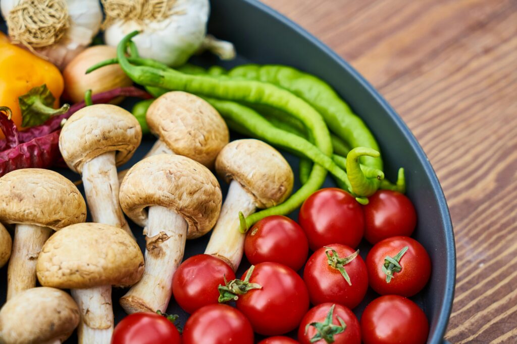 An image of a bowl with various vegetables in it.