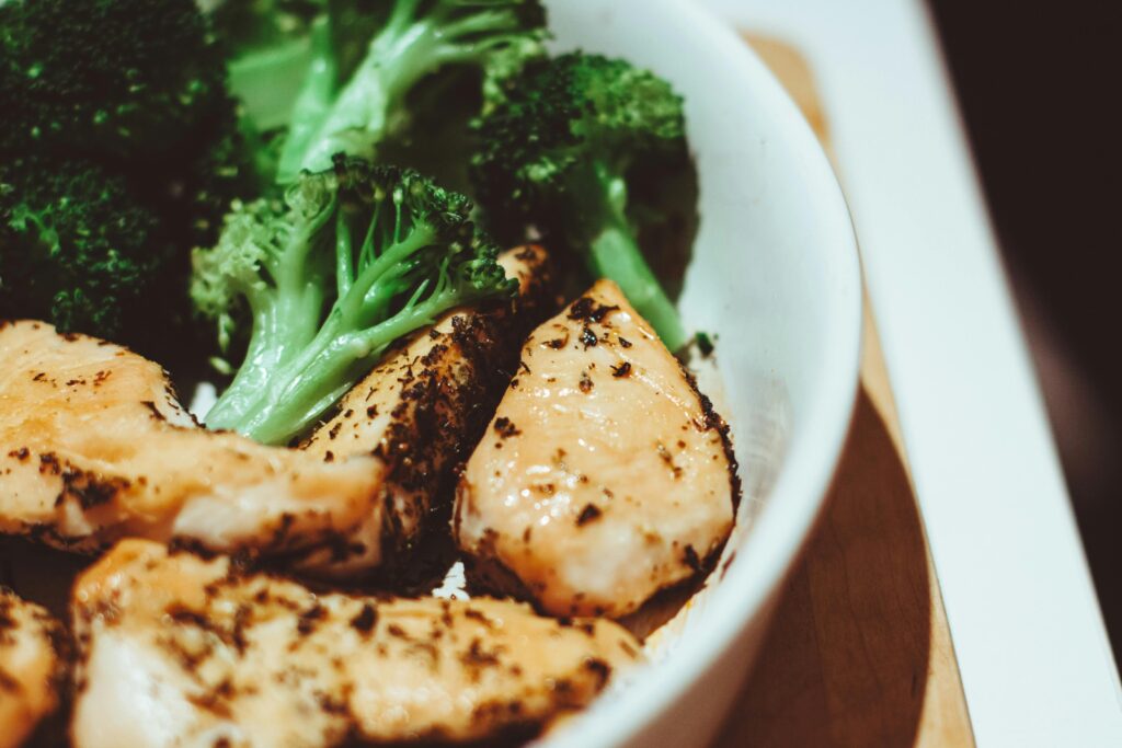 How-to-Lose-Weight-&-Weight-Loss-Myths-Supporting A bowl of chicken and broccoli, rich in fibre and protein.